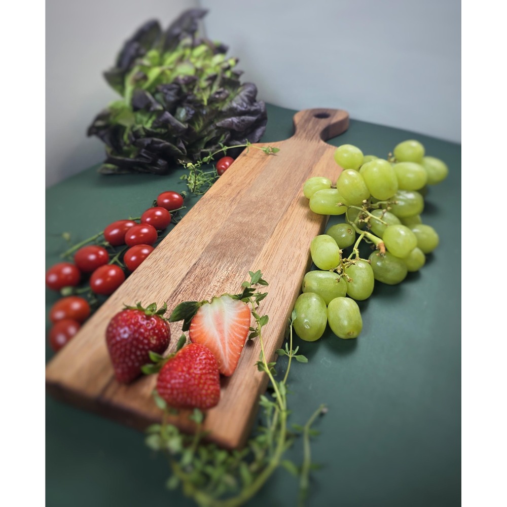 Handcrafted Mahogany Cutting Board – Artisan Design with Handle